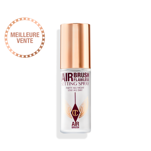 Une brume fixatrice au format voyage fermée dans un flacon transparent avec bouchon doré.